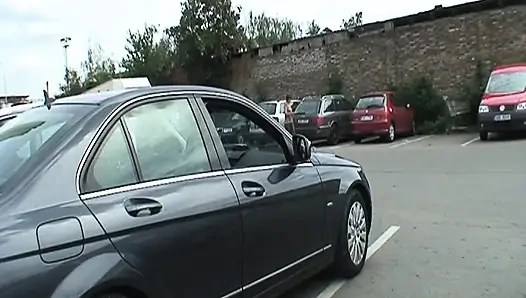 Avrupalı genç kız arabada sikiştikten sonra açık havada sinsi dede tarafından baştan çıkarılıyor ve sikiliyor