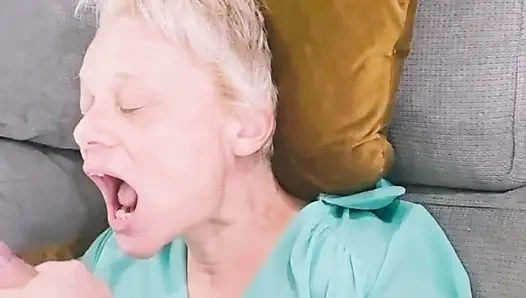 Her Yerde Boşalmayı Seven Bir MILF'in Derlemesi