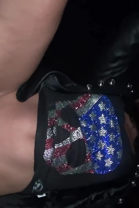 Sıska orta yaşlı seksi kadın Paris Berlin'de ana yolda sikiliyor (açık havada)
