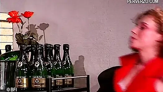 İki arkadaş kendilerini yumurtayla kapatıyorlar