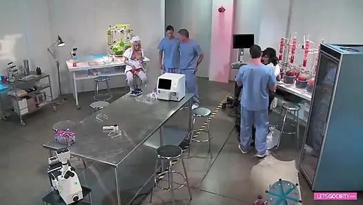 Ateşli ve azgın sürtükler 2 doktorun yarağını alıyor