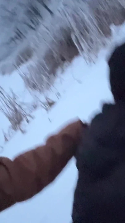 Açık havada kız neredeyse karda sert yarak alırken yakalanıyor | Klip 2