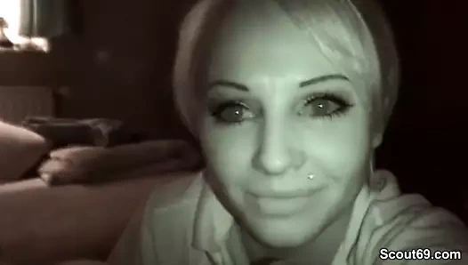 One Night Stand lutsch Schwanz und Eier in Nightvision Video