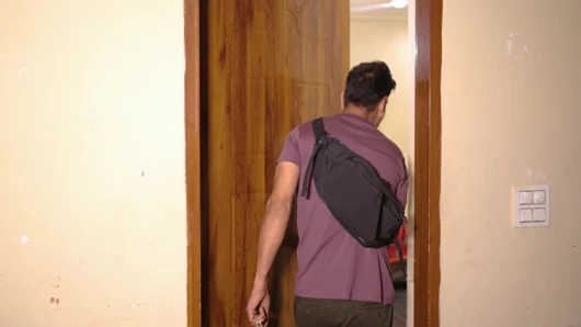 Hintli güzel bayan banyoda iki adamla seks yapıyor