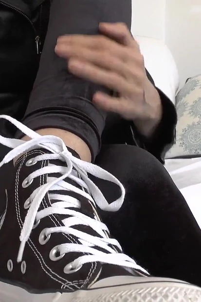 Пылесос в кроссовках, а затем сперма на них! Видео от первого лица, инструкция по, леди Виктория Валенте