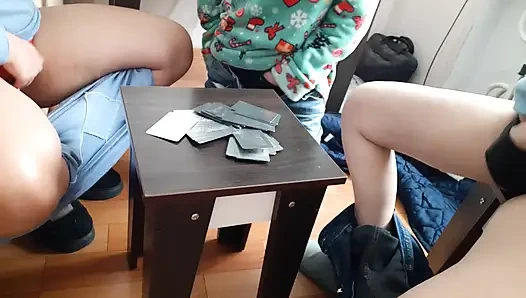 Bir kart oyunu ateşli bir lezbiyen üçlü sekse dönüştü