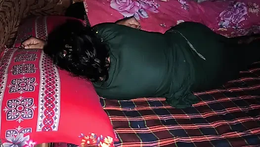 Üvey erkek kardeş üvey kız kardeşini evde sikiyor