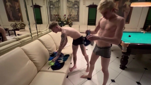 Büyük yaraklı adam saunada tatlı sikişiyor