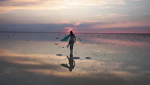 Açık kahverengi ve açık mavi gün batımı