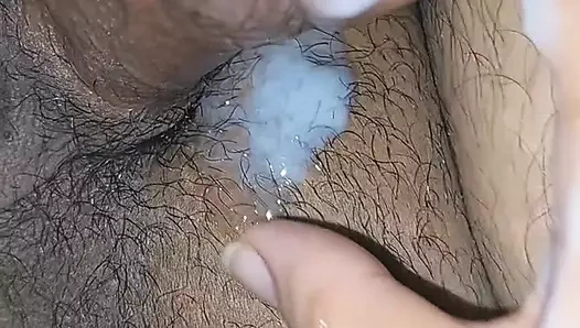 Mastürbasyon zamanı. Ateşli Asyalı azgın yarak elinde boşalıyor ve güçlü orgazmı serbest bırakıyor