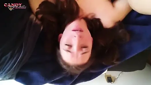 Bu amatör genç kız fışkırtıyor, bu yüzden amını dölle doldurmama izin veriyor