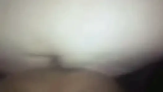 Büyük siyah yarağının üstüne oturuyor ve büyük götümü zıplıyor