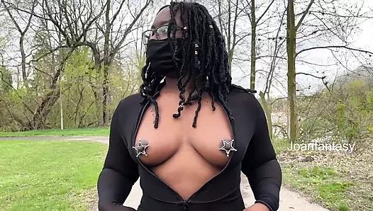 Parlak tulumla yürüyüşe çıkıyor