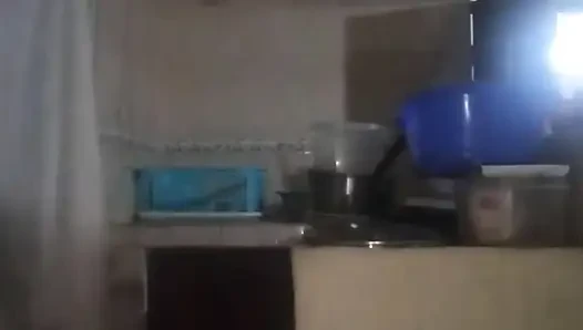 Patron beni sikmek için mutfağa geliyor, yarağı beni heyecanlandırıyor
