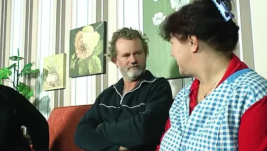 Olgun üçlü seks ıslak parmaklama ve emme hareketiyle patlıyor