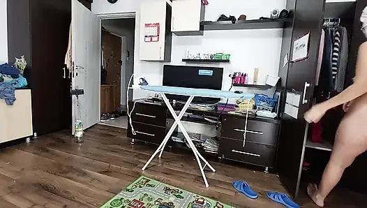 Seksi Esmer Evin Etrafında Çıplak Ev Işleri Yapıyor.