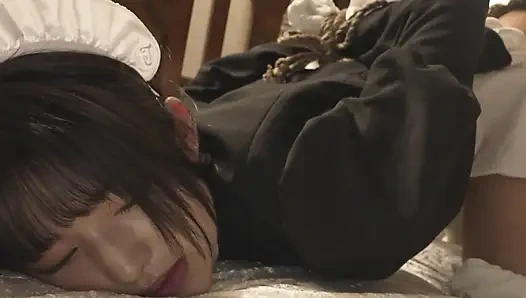 133cm hizmetçi kostümü cosplayer, hâlâ büyüyen bir A-cup gövdesinde devasa