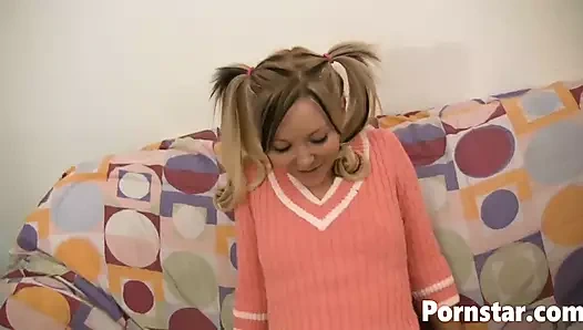 Ayakkabı ve çoraplı çarpıcı genç Aaliyah Love geniş açıyor