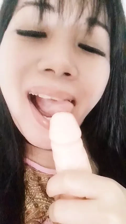 Dildo sevgilisinin aç azgın ağzı, oldukça yalnız Asyalı kız (chillax)