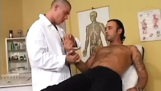 İki şanslı adam lateks çizmeli bu sürtük hemşirenin ağzını, götünü ve amını dolduruyor