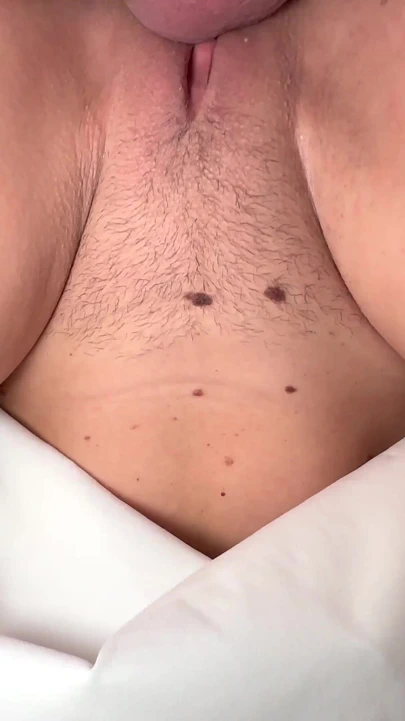 Beyaz saten elbiseli seksi kişisel asistan bir iş otelinde patronla seks yapıyor - business-bitch | Klip 1