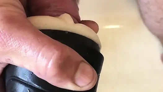 Büyük yarak işiyor ve bir fleshlight sikiyor