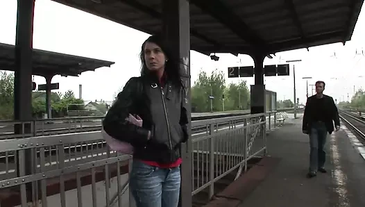 Esmer kadının sürtük ağzı spermle doluyor