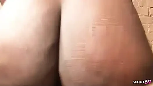 Büyük memeli zenci genç nyomi banxxx bodrumda iki büyük zenci yarağı ile üçlü seks yapıyor