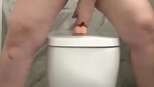 Orta yaşlı seksi kadın ve dildo