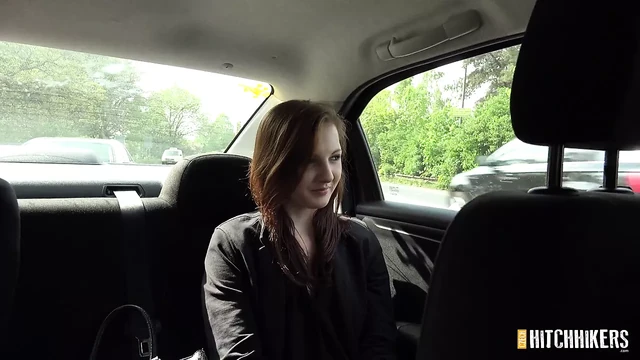 Девушка из пригорода скачет в центр