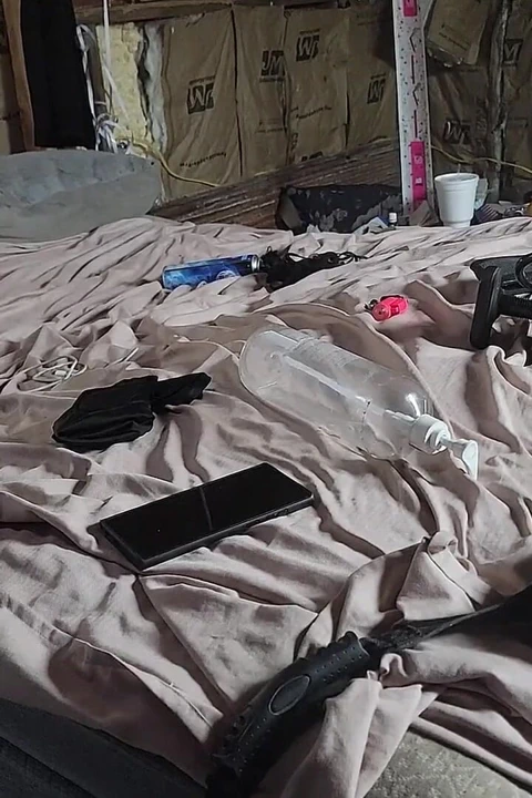 Evli kadın kocası ve arkadaşı tarafından ağzına alıyor