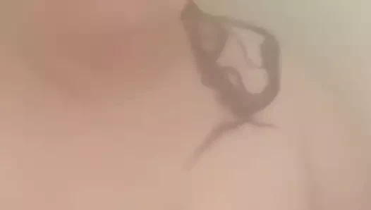 İri güzel kadın duşta oynuyor