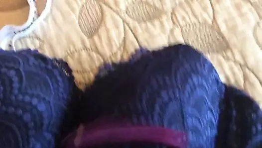 Eşinin sütyen ve külot diğer yarısı ile mastürbasyon