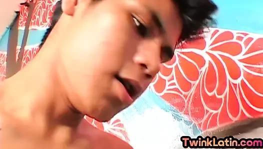 Gerçek amatör latin ibne erkek arkadaşının yarağıyla göt deliğine prezervatifsiz sikiliyor