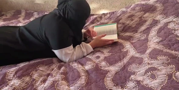 Tesettürlü Suriyeli orta yaşlı seksi kadın amına döl alıyor