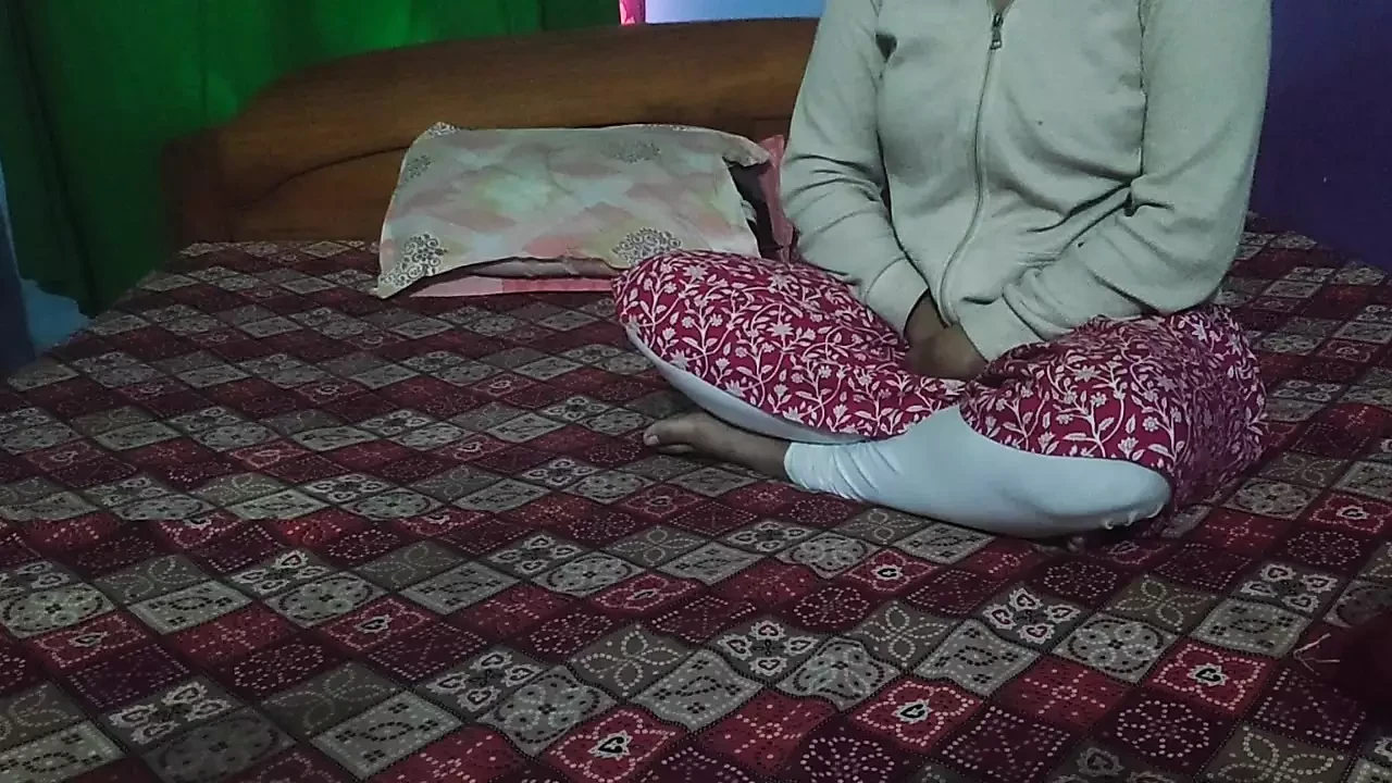 Hintli köylü kızı ateşli bir şekilde ormana götürerek sikiliyor