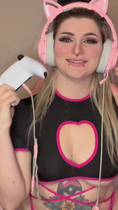 Gamer Girl Striptiz
