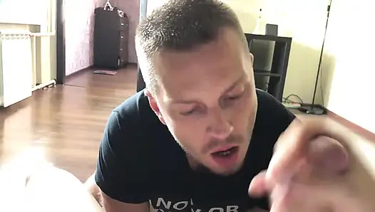 İyi Rus eşcinsel skut büyük sulu bir yarağı emiyor ve ağzına alıyor