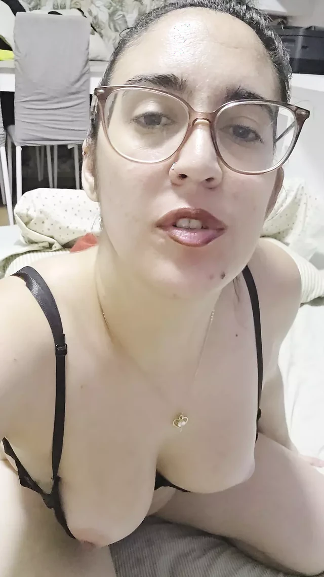 Я разбиваю свою киску большим дилдо