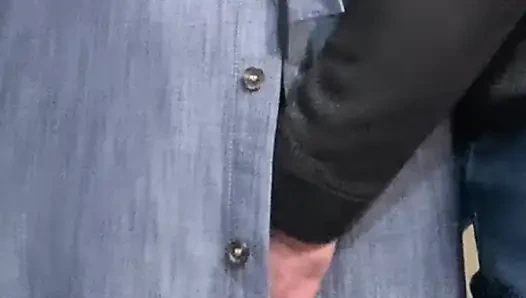 Metroda külotsuz ateşli hatun - amcık parmaklıyor