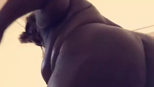 Ivy büyük yuvarlak götünü sallıyor