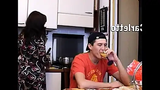 Utangaç genç kız yaşlı üvey erkek kardeşiyle seks yapmaya ikna oldu