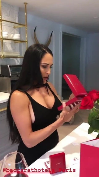 Nikki bella seksi siyah kıyafeti, güzel göğüs dekoltesi