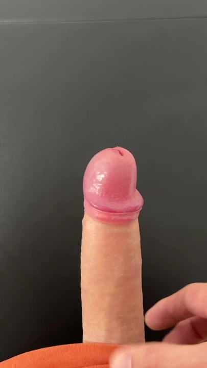 Yarağımı ovuyorum ve masama sertçe boşalıyorum