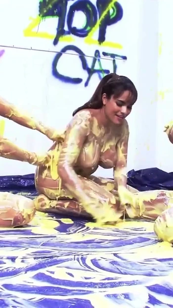 Обязательный для обмена момент из "Подбрасываю сливками друг другу, так как лесбийский тройничок нужно как-то начинать"