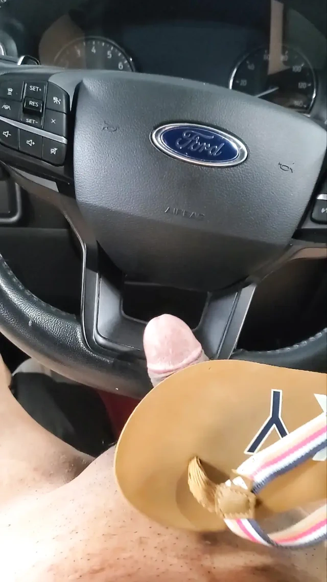 Müşteri arabasında çıplak tamirci arabada terlik içinde boşalıyor