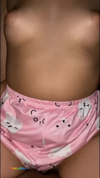 Обязательный для просмотра момент из "МОЯ ЗЛОБНАЯ НЕВЕСТКА ОСЛАБЛЯЕТ ПО НЕОБХОДИМОСТИ Я ТРАХАЮ ЕЕ В ЕЕ КРАСИВУЮ БОЛЬШУЮ ЗАДНИЦУ ПИЖАМУ"