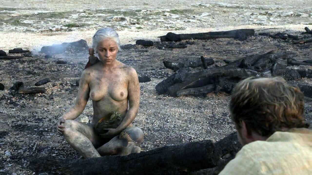 Emilia clarke tamamen çıplak