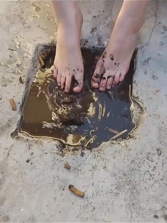 Ayaklar kir ve yemekle oynuyor