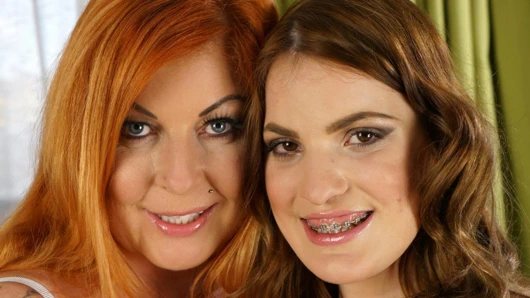 Olgun inked bebek ve ona küçük lezbiyen arkadaş